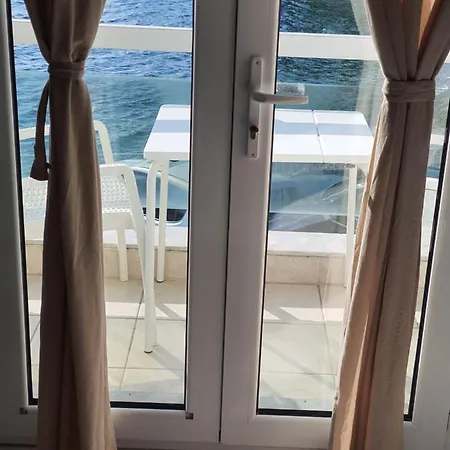 Apartmanhotel Sunset_apartments Only 15 Meters From The Sea Néosz Marmarász